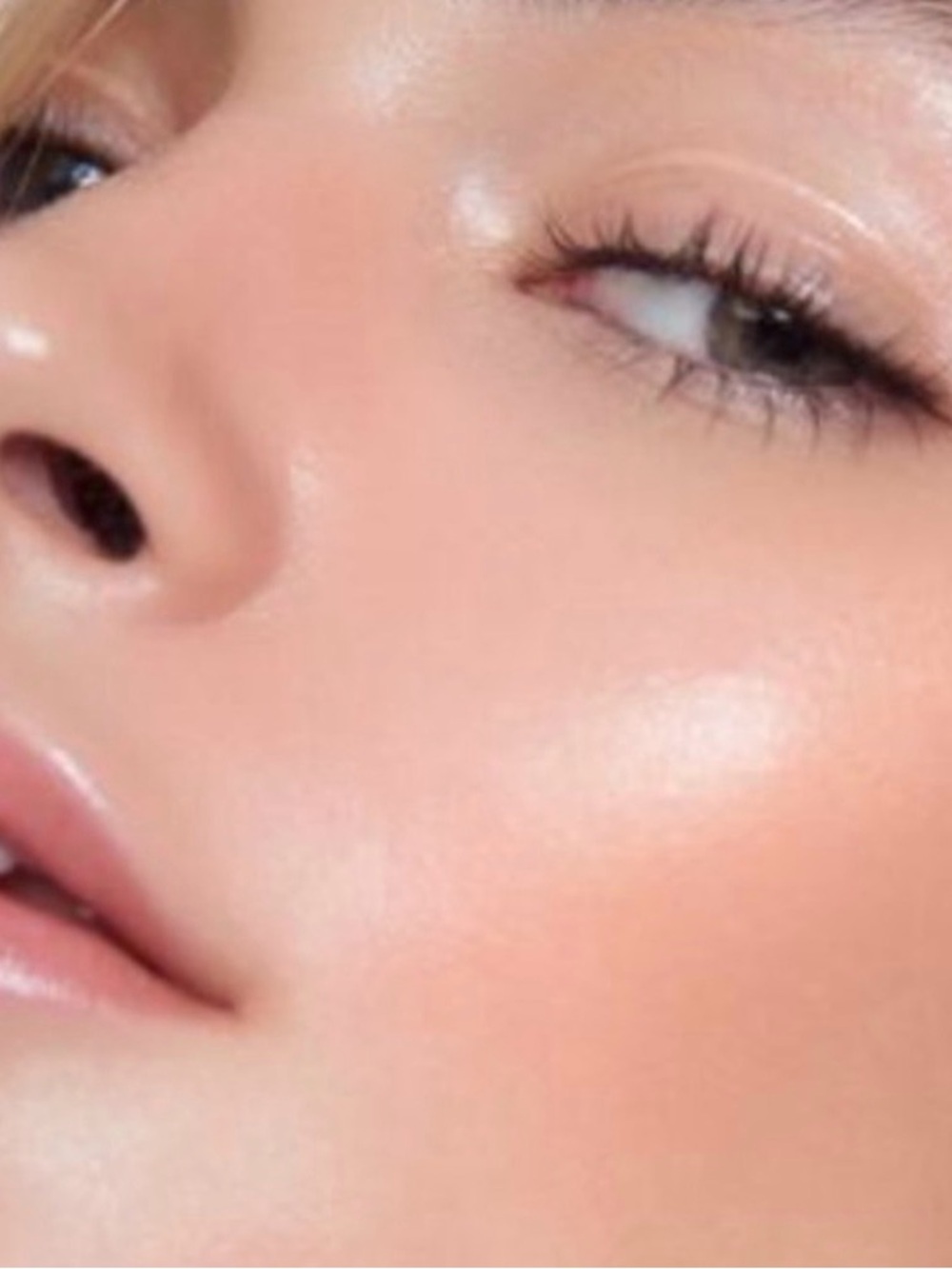 Kokie Soft Glow Highlighter in Heavenly 
(Champagne Gold) - Picture 2 of 2